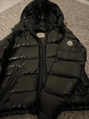 Moncler Maya  - Moncler Maya storlek 1 som motsvar s! Skriv för frågor eller angående pris!❤️