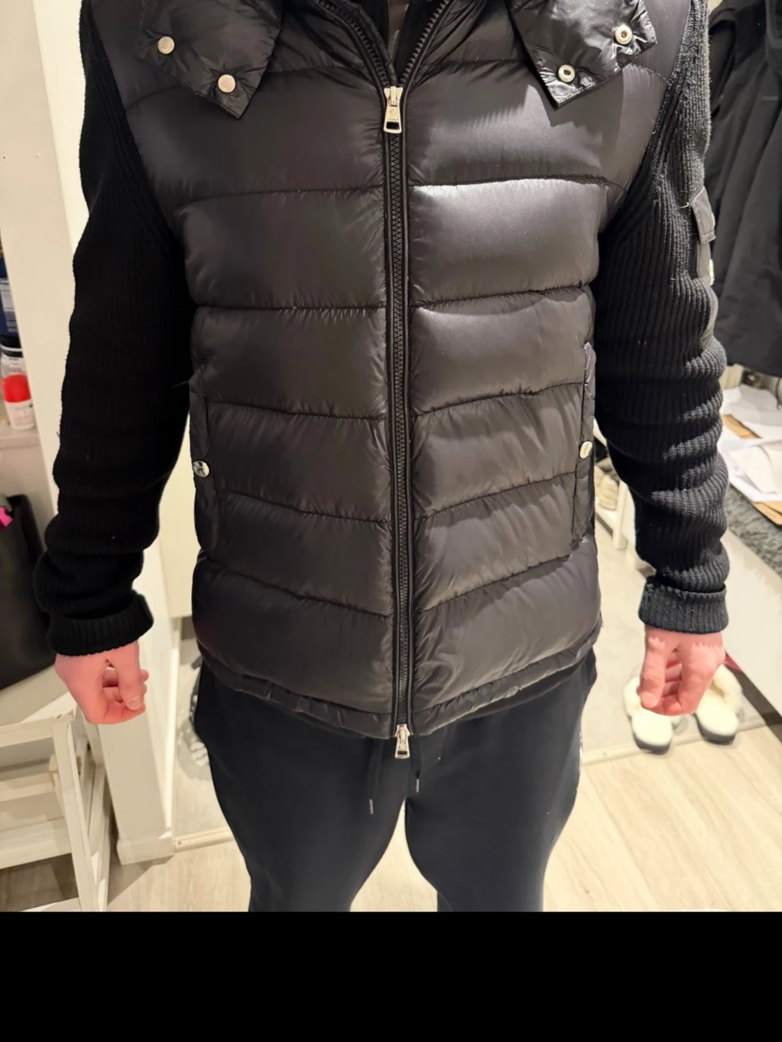 Svart dunväst med dragkedja