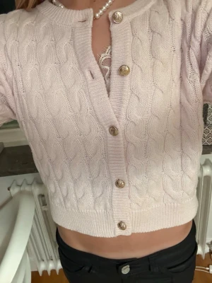 Ljusrosa croppad kofta med knappar - Supersöt ljusrosa kofta från Gina tricot med kort arm, guldknappar, somrig 