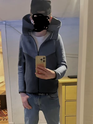 Blå Nike Tech zip hoodie - säljer min feta Nike tech hoodie, XL i barn, så typ xs-s. Passar 158 -170. Är 173 och den är lite kort på mig. Har en liten mini fläck som inte syns typ alls. Köpt på JD i köpenhamn. Nypris 850