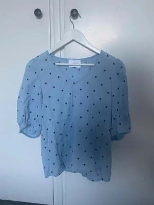 Blå blus  - Blus från Sisters Point i storlek S men passar för M. 