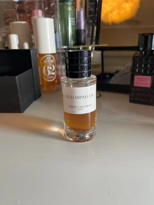 Oud Ispahan från Dior - Upptäck Oud Ispahan från Christian Dior – en exklusiv parfym med elegant och modern känsla. Perfekt för dig som vill sticka ut och addera en lyxig touch till din stil. Flaskan är smidig att ta med i väskan.