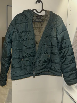 Mörkgrön dunjacka från Vero Moda - Säljer en mörkgrön dunjacka från Vero Moda i storlek XS. Perfekt för vår/höst dagar.