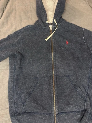 Blå Polo Zip  - Köpte, passade inte. Nyskick. 