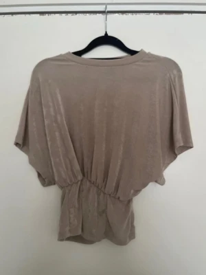 beige topp - beige topp från shein i storlek s💕