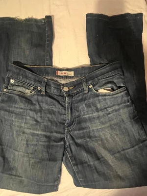 Levi's  bootcut jeans - Säljer ett par klassiska Levi's  jeans i blå tvätt med bootcut passform och en vintage look! De säljs så billigt för slitage(bild 3), synns inte så mycket men värt att sy för priset☺️☺️💕💕💕kom privat för frågor och fler bilder🥰