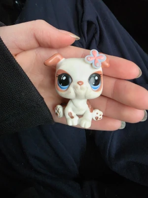 Littlest pet shop - Jättegullig littlest pet shop hund, hasbro  Finns fler i min profil för samfrakt. Jag har ca 200 st kvar så följ för att få notis när jag lägger upp.