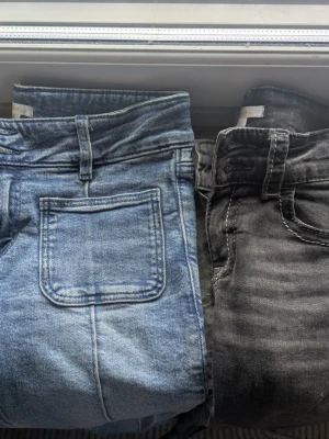 2 pack jeans - Säljer två par jeans från gina Young i storlek 158 dock är de blå uppsprätade längst ner så kanske 2 centimeter längre kan sälja separat för ca 60kr styck