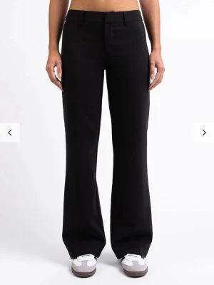 Kostymbyxor  - Jätte snygga lågmidajde bootcut kostymbyxor från madlady! Nypris 700 kroner. Dom är i storlek Regular 34☺️