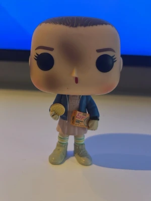 Eleven Funko pop - Säljer en Eleven Funko pop från stranger things. Passar dig som behöver nice decoration eller är samlare. Lådan ingår ej.Stranger things Funko pops trender jn och denna ökar i värde📈Skickar snabbt och säkert🛫✅