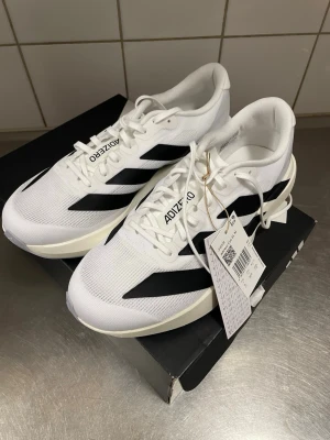 Vita Adidas Adizero sneakers - Säljer 2 par adizero Evo SL i storlek 41.5 och 40.5 aldrig använda, helt nya. 