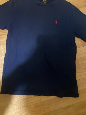 Marinblå tröja från Polo Ralph Lauren - Säljer 2 styckna stil rena Ralph lauren plagg i lite sämre skick hör gärna av dig ifall du har frågor