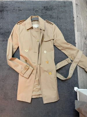 Michael kors kappa Xxs  - Köpt för några år sedan använd max 2-3 gånger. xxs