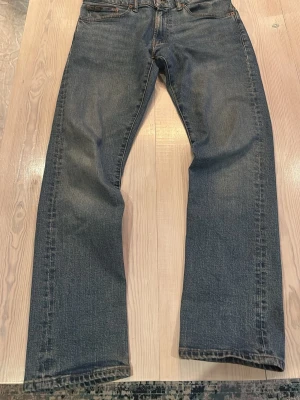 Polo Ralph Lauren Varick Slim Straight jeans - Blå jeans från Polo Ralph Lauren i modellen Varick Slim Straight. Klassisk femficksdesign, raka ben och normal passform. Snyggt mellanblå tvätt.