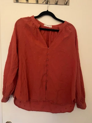 Corall/röd blus från Mango - En röd/korall färgad blus från Mango. Använd ett par gånger. I storlek XS! 