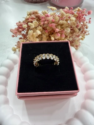 Justerbar ring  - Elegant ring i rostfritt stål, pläterad med 18K guld och dekorerad med gnistrande zirkonstenar. Den justerbara designen ger en bekväm passform.  Ringen passar perfekt för både vardag och fest. ✨