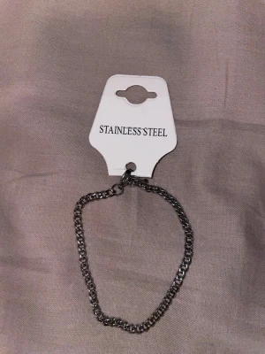 Silverfärgat armband - ✨ Stilrent silverfärgat armband, 18 cm – den perfekta detaljen som lyfter din look med en subtil, elegant glans. ✨