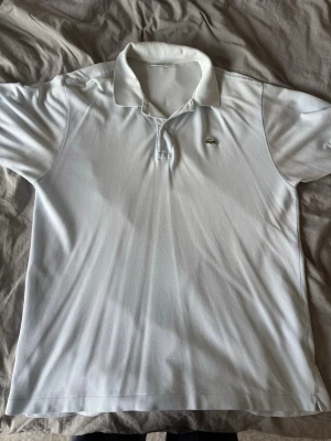 Lacoste Piké  - En helt okej använd Lacoste piké som har väldigt mycket användning kvar i sig. Pris kan diskuteras‼️
