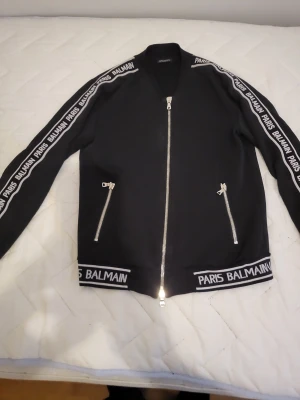 Svart tröja från Balmain Paris - Orginal tröja från Balmain Paris i mycket gott skick, storlek S. Orginal självklart 