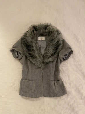Väst med päls - Kavaj liknande grå väst med avtagbar päls, strl m