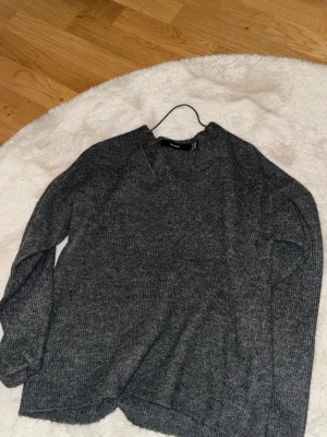 Stickad tröja  - V-ringad stickad tröja 