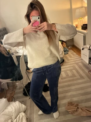 Blåa mjukisbyxor från Juicy couture  - Blåa mjukisbyxor från juicy couture storlek S. Väldigt bra skick 🩷