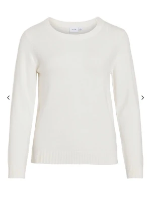 Vit stickad tröja från Vila - Klassisk vit stickad tröja från Vila med rund halsringning och ribbade muddar vid ärmslut och nederkant. Tröjan har en enkel och clean look, perfekt att matcha med jeans eller kjol. Långärmad och i mjukt material som känns skönt mot huden.