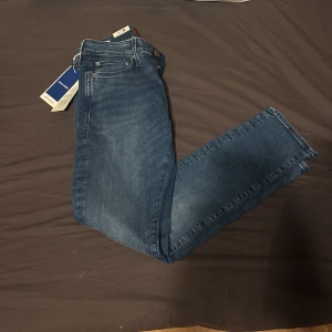 Jack and Jones slim Glenn  - Tjena! Säljer nu några riktigt feta Jack and Jones jeans, helt nya aldrig använda samt alla tags kvar! Ny pris ligger runt 1000kr men säljer dessa för 399 så rikigt bra pris 😃 vid mer frågor/funderingar så är det bara att höra av sig/// MVH Timelessfashion 