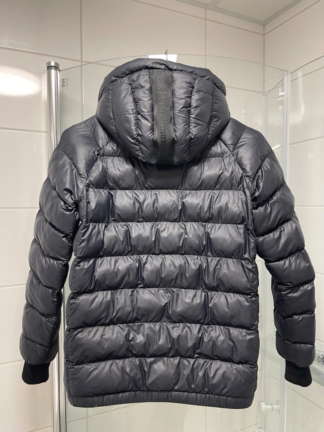 Svart dunjacka från Peak Performance - 1