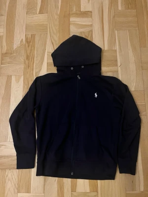 Polo zip hoodie  - Mörkblå polo zip up bra skick 