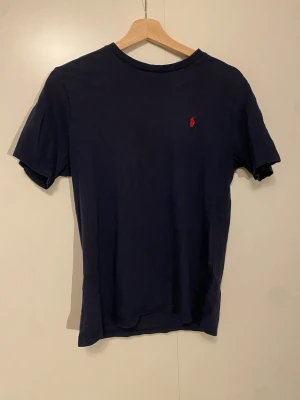 T-shirt/ polo Ralph louren  - T-shirt från polo i bra skick inga större tecken på användning.