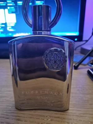 Supremacy parfym silver - Supremacy från Afnan i en stilren, spegelblank silver. Perfekt för dig som vill sticka ut med en exklusiv look på parfymhyllan. Märkets logga pryder framsidan för en lyxig känsla.