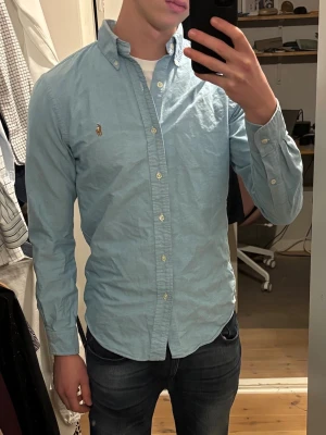 Ljusblå/turkos Ralph lauren skjorta - Turkos / ljusblå Ralph lauren skjorta i mycket bra skick, inga skavanker. Storlek S. Otroligt fet färg enligt mig
