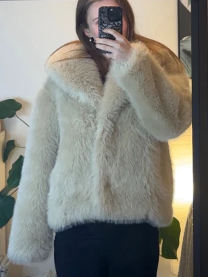 Pälsjacka - Supersnygg pälsjacka från Gina Tricot i nyskick med prislapp kvar så den är oanvänd. Köpte den dock från Vinted men den kom tyvärr inte till användning. Originalpris 899, skriv för fler bilder💓