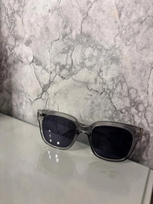 Solglasögon 🕶️  - Jätte fina solglasögon, precis nya aldrig använd då färgen inte passade mig 