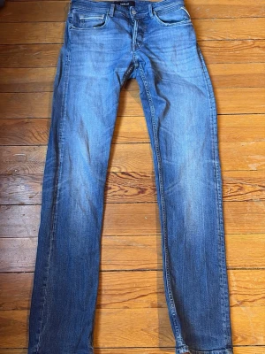 Replay blå jeans, straight fit, W31 L34 - Säljer ett par klassiska blå jeans från Replay i rak modell. Jeansen har fem fickor, snygga slitningar och kontrastsömmar. Passar dig som gillar en tidlös look med normal passform. Märke på bakfickan och läderpatch i midjan. Perfekta till sneakers eller boots. Pris kan absolut diskuteras 