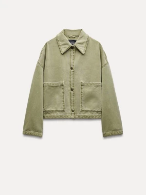 Grön jeansjacka zara  - Jättefin grön jeansjacka från zara. Använd endast en gång så super fint skick och perfekt nu till våren. Skriv gärna för fler frågor💞