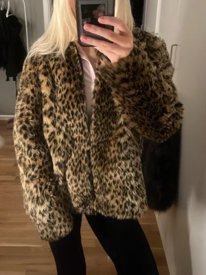 Pälsjacka leopard - Supersnygg pälsjacka I leopard mönster, Superskön! Köpt secondhand men det finns tyvärr inga lappar (se bilder). Men jackan är supermjuk och skön i mycket bra skick! 