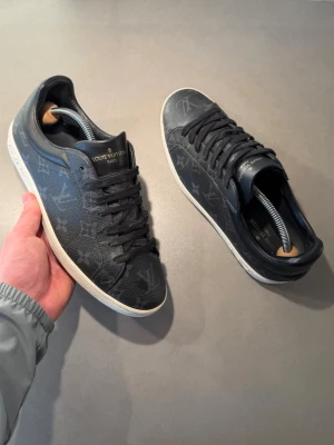Louis Vuitton Skor -  ‼️VI TAR EJ BYTEN‼️ Louis Vuitton ”Luxembourg” sneaker | Skick: 8,5/10 | Storlek (6) motsvarar 40-41 EU | Skopåse ingår! | Fraktar inom 24H efter köp på köparens bekostnad 📦💨 | Hör av dig vid minsta fråga eller fundering 💭 