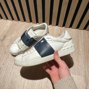 Valentino Open vit/blå - 🚨🚨🚨Säljer ett par Valentino Opens i bra skick (7/10)🔥💯Size 43/42 lite små i storlekarna. Ny pris 5500 kr. Hör av er vid minsta funderingar!😀