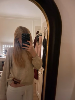 Beige ribbstickad tröja från Lindex - Supermysig beige ribbstickad tröja från Lindex. Tröjan har en klassisk rund halsringning och långa ärmar. Perfekt att slänga på sig när det är lite kyligare ute. Enkel och stilren, passar till allt. Tröjan är stor i storleken, jag väger 51 kg och är 163 lång och tröjan sitter perfekt på mig, är 16 