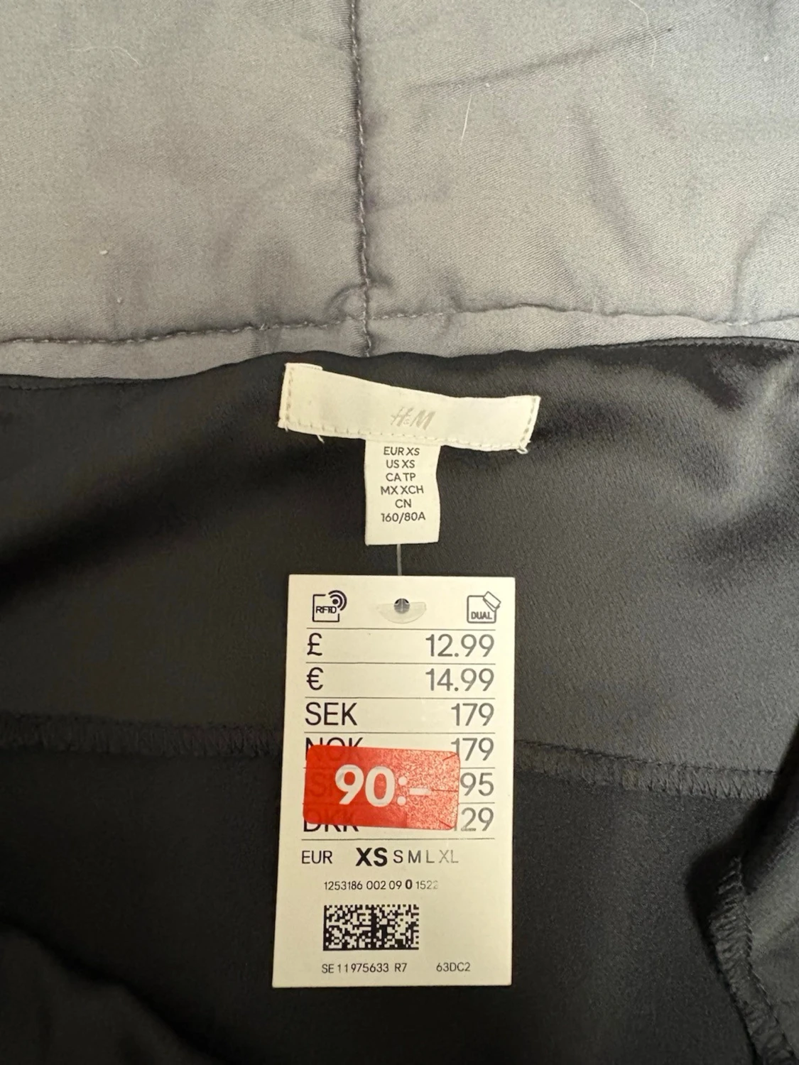 Svart satinlinne från H&M med strassdetalj - 3