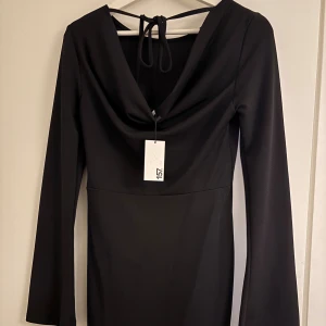 Helt ny klänning!  - Från lager 157 med superfin rygg! 