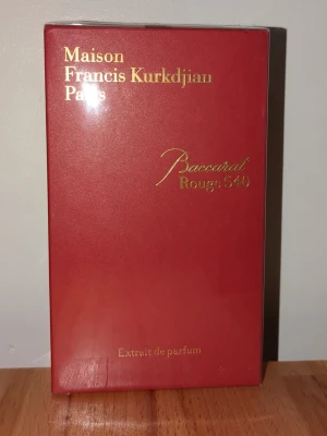 Baccarat Rouge 540 Extrait 70ml - Lyxig parfym från Maison Francis Kurkdjian Paris. Extrait de parfum i 70 ml flaska. Tillverkad i Frankrike. Snygg röd förpackning med gulddetaljer, perfekt för dig som vill sticka ut. Skriv gärna med frågor 