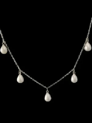 Silverfärgat halsband med droppformade pärlor - Elegant halsband i silverfärgat rostfritt stål – finns även i guldpläterad variant. Matchande örhängen finns i en separat annons.  Smycket är 2 mm brett och har en längd  på 45cm, vilket gör att det passar perfekt oavsett stil och tillfälle. Nickelfritt och handgjort.