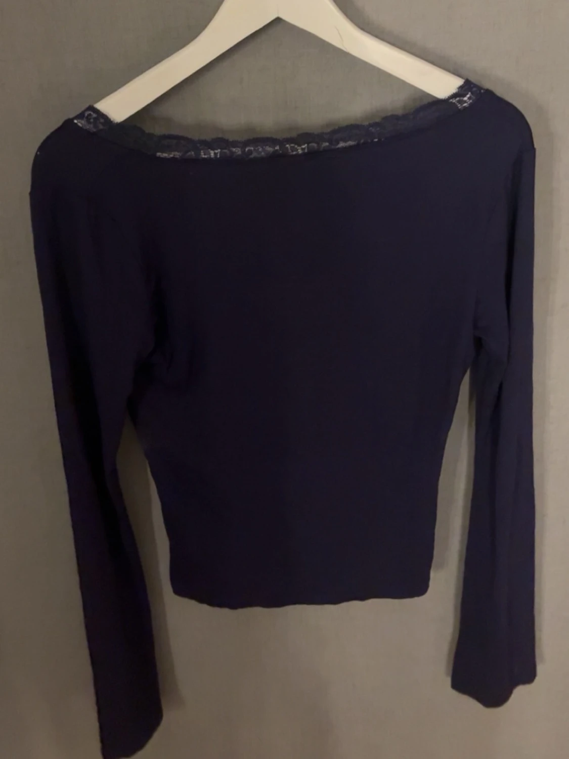 Mörkblå omlottopp med spetskant - 1