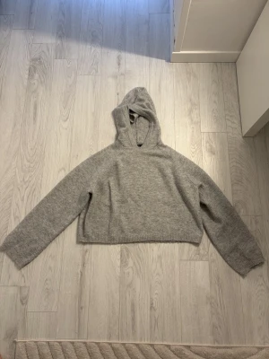 Grå huvtröja  - Grå huvtröja från Newyorker av skönt material. Använt fåtal gånger😁