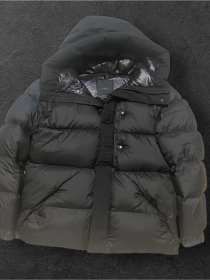 Jacka - Säljer en Moncler Madeira jacka i färgen svart. Passar bra till kalla vinterdagar. Skickar inom 24 timmar🚚. Vid frågor eller önskemål om fler bilder? Var vänlig och kontakta. 