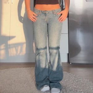 Ljusblå bootcut jeans låg midja - Säljer ett par ljusblå jeans med bootcut-modell och låg midja. Jeansen har klassisk femficksdesign, lätt slitning och är tillverkade i jeansmaterial. Är i storlek W27 och i längd 30!! Modellen heter Nova på Weekdays hemsida🙌🏼🩷 Säljer pga att jag inte får användning av dessa🌸