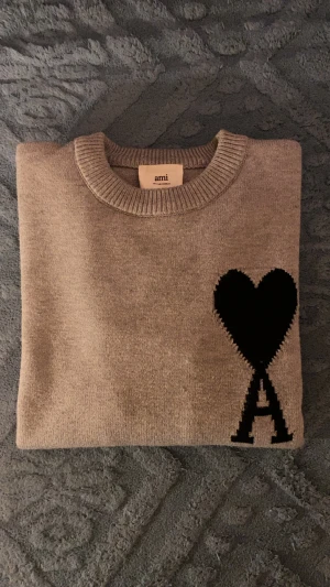 Grå stickad tröja - Grå stickad tröja i mycket fint skick. Använd 3 gånger. Pris går att diskuteras